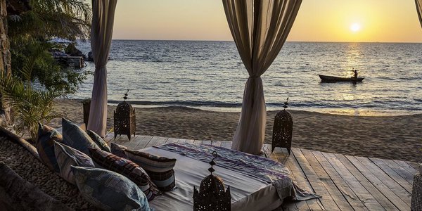 Luxuriöse Strandliege auf der Veranda von Kaya Mawa