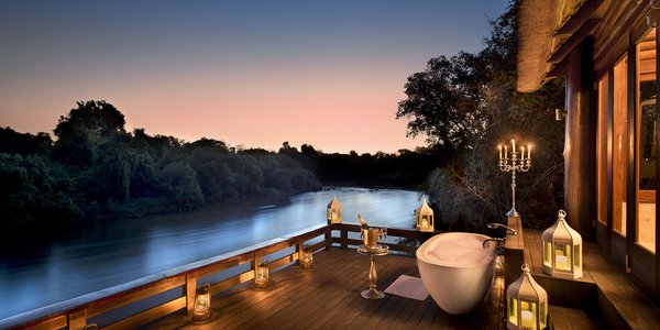 Royal Chundu Badewanne auf der Veranda der Island Lodge Villa